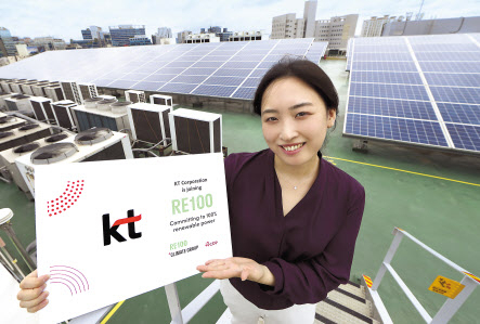 관악구 KT구로타워 옥상에 구축된 태양광발전소에서 KT 직원이 RE100 가입을 알리는 기념사진을 촬영하는 모습. [KT 제공]