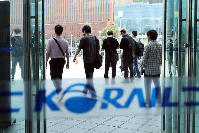 서울역 출입문을 지나가는 시민들. [연합뉴스]
