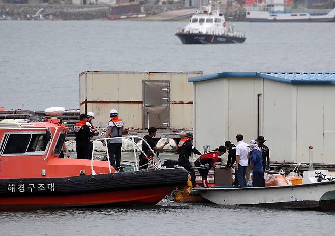 28일 오후 전남 완도군 신지면 송곡선착장 방파제로부터 80m 지점 가두리 양식장 아래에서 실종된 조유나(10) 양 가족의 차량으로 추정되는 아우디 승용차가 발견됐다. 경찰이 수중에 있는 차량 내에서 케리어를 건져 올리고 있다. [연합]