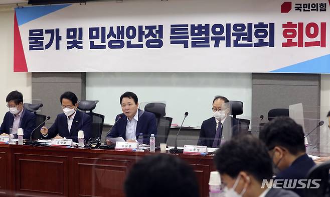 [서울=뉴시스] 최진석 기자 = 성일종(왼쪽 세번째) 국민의힘 정책위의장이 28일 오전 서울 여의도 국회 의원회관에서 열린 물가 및 민생안정 특별위원회 4차회의에 참석해 발언하고 있다. 2022.06.28. myjs@newsis.com