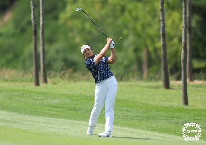 [서울=뉴시스] 권창회 기자 = 12일 강원 양양에 위치한 설해원에서 열린 '셀트리온 퀸즈 마스터즈' FR에서 유해란이 1번홀 세컨드샷을 치고 있다. (사진=KLPGA 제공) 2022.06.12. photo@newsis.com *재판매 및 DB 금지