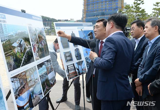 [울산=뉴시스] 배병수 기자 = 김두겸 울산시장 당선인과 인수위원들은 15일 동구 일산해수욕장 인근에서 시 관계자로부터 대왕암공원 해상케이블카 추진상황을 설명듣고 있다. 2022.06.15. bbs@newsis.com