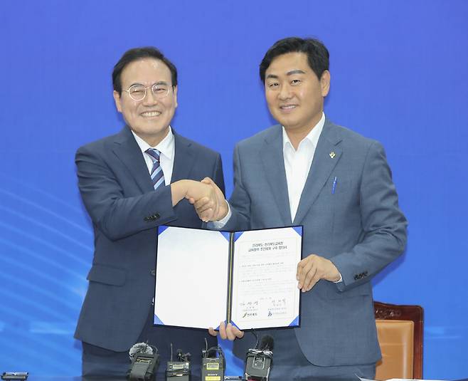 [전주=뉴시스] 김관영 전북지사 당선인(오른쪽)과 서거석 전북교육감 당선인(왼쪽)이 28일 만나 소통·협치로 지역교육 공동협력 체계 구축키로 약속하고 힘을 모으기로 했다. photo@newsis.com *재판매 및 DB 금지