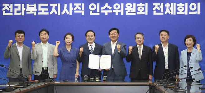 [전주=뉴시스] 김관영 전북지사 당선인과 서거석 전북교육감 당선인이 28일 만나 소통·협치로 지역교육 공동협력 체계 구축키로 약속하고 힘을 모으기로 했다. photo@newsis.com  *재판매 및 DB 금지