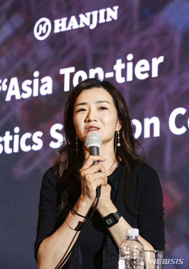 [서울=뉴시스]한진은 28일 서울 중구 롯데호텔에서 기자간담회를 열어 새로 개설한 가상 물류공간 '한진 로지버스 아일랜드'를 공개하고 회사 미래성장전략 등을 발표했다. 기자들의 질의에 답변하는 조현민 미래성장전략 및 마케팅 총괄 사장.(사진=한진 제공) 2022.6.28 photo@newsis.com