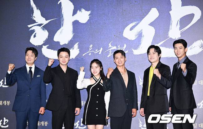 [OSEN=박준형 기자] 28일 오전 서울 건대입구 롯데시네마에서 영화 '한산: 용의 출현'(감독 김한민) 제작보고회가 진행됐다.  배우 박해일과 변요한, 안성기, 손현주 등이 출연하는 '한산: 용의 출현'은 명량해전 5년 전, 진군 중인 왜군을 상대로 조선을 지키기 위해 필사의 전략과 패기로 뭉친 이순신 장군과 조선 수군의 '한산해전'을 그린 전쟁 액션 대작으로 7월 27일 개봉한다.  출연배우들이 포즈를 취하고 있다. 2022.06.28 / soul1014@osen.co.kr