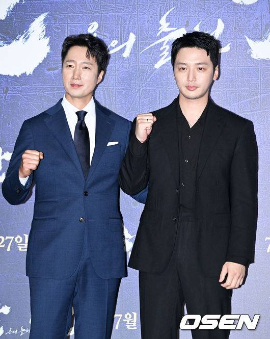 [OSEN=박준형 기자] 28일 오전 서울 건대입구 롯데시네마에서 영화 '한산: 용의 출현'(감독 김한민) 제작보고회가 진행됐다.  배우 박해일과 변요한, 안성기, 손현주 등이 출연하는 '한산: 용의 출현'은 명량해전 5년 전, 진군 중인 왜군을 상대로 조선을 지키기 위해 필사의 전략과 패기로 뭉친 이순신 장군과 조선 수군의 '한산해전'을 그린 전쟁 액션 대작으로 7월 27일 개봉한다.  배우 박해일과 변요한이 포즈를 취하고 있다. 2022.06.28 / soul1014@osen.co.kr