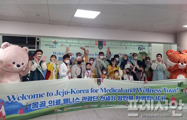 ▲지난 22일 제주국제공항서 열린 의료 웰니스 전세기 상품 환영행사.ⓒ제주관광공사