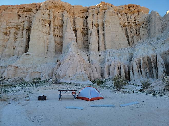 거대한 극장 커튼처럼 주름진 절벽 아래 조성된 캠프 그라운드가 이색적이다.