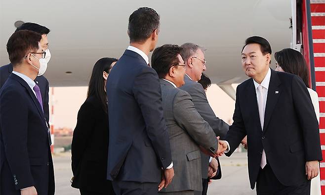 윤석열 대통령과 김건희 여사가 북대서양조약기구(나토) 정상회의 참석을 위해 27일(현지시간) 스페인 마드리드 바라하스 국제공항에 도착, 영접 인사들과 인사하고 있다. 마드리드=연합뉴스