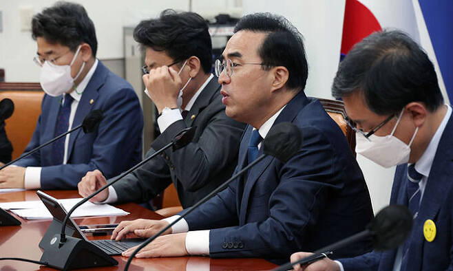 더불어민주당 박홍근 원내대표가 28일 오전 국회에서 열린 원내대책회의에서 발언하고 있다. 연합뉴스