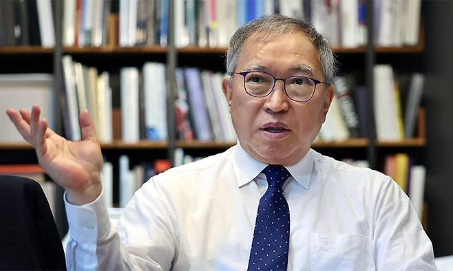 9월 열릴 아트페어 키아프(KIAF)·프리즈(FRIEZE) 첫 공동개최를 통해 한국 미술시장을 아시아 중심으로 도약시키려는 황달성 한국화랑협회장. 황 회장은 “현재 한국 미술시장은 이미 한 단계 올라섰다. 아시아 맹주가 되느냐 안 되느냐인데, 최소한 키아프에 나오는 화랑만이라도 또 화랑협회만이라도, 신뢰와 시스템 구축의 선도적 역할을 해야 이 시장의 중심이 될 것”이라고 말했다. 허정호 선임기자