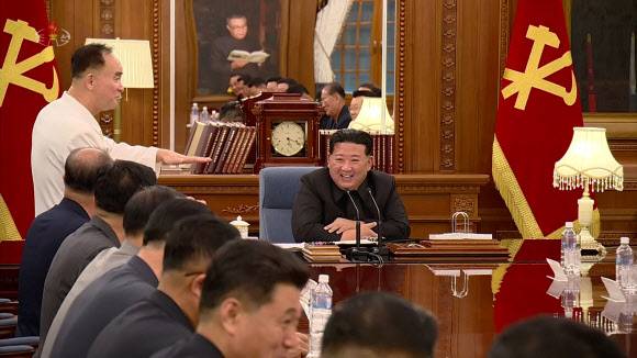 김정은 북한 국무위원장이 전날 당 중앙위원회 본부청사에서 노동당 중앙위원회 비서국 확대회의를 열고 당 중앙위원회 조직개편 방안을 논의했다고 조선중앙TV가 28일 보도했다.조선중앙TV 화면 연합뉴스