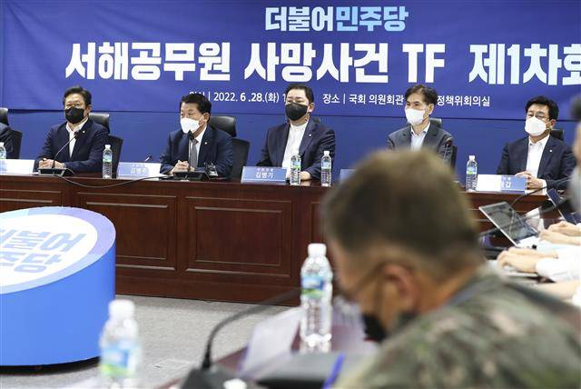 김병주 단장, 서해 공무원 사망사건 TF 회의 모두발언 - (서월=뉴스1) 이재명 기자 = 김병주 서해 공무원 사망사건 TF 단장(왼쪽 두 번째)이 28일 오후 서울 여의도 국회 의원회관에서 열린 ‘서해 공무원 사망사건 TF 제1차 회의’에서 모두발언을 하고 있다. (공동취재) 2022.6.28/뉴스1