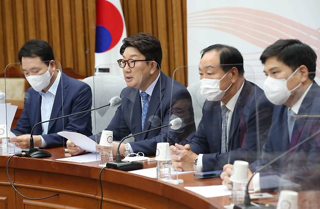 원내대책회의에서 발언하는 권성동 원내대표 - 권성동(왼쪽 두번째) 국민의힘 원내대표가 28일 오전 서울 여의도 국회에서 열린 원내대책회의에서 발언하고 있다. 연합뉴스