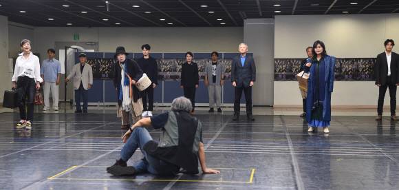 연극 ‘햄릿’의 도입부를 연기하는 배우들 - 안주영 기자