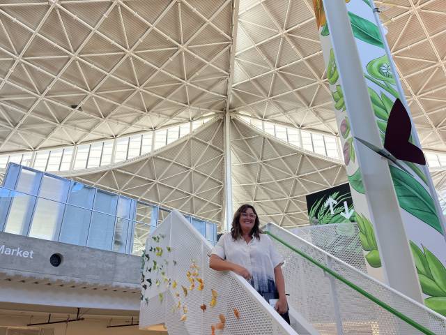 27일(현지 시간) 미국 캘리포니아주 마운틴뷰 모펫 필드의 구글 베이뷰 캠퍼스에서 미셸 카우프만 건축가 겸 구글 부동산 개발 디렉터가 건물을 소개하고 있다. /실리콘밸리=정혜진 특파원