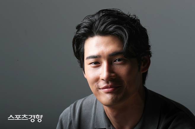 JTBC 드라마 ‘그린마더스클럽’에서 루이 브뉘엘 역으로 출연한 배우 최광록이 ‘스포츠경향’과 인터뷰에서 포즈를 취하고 있다. 사진 정지윤 선임기자