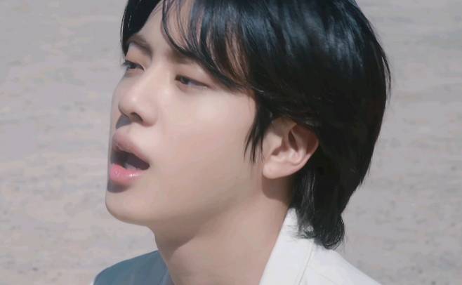 방탄소년단 진, '가장 잘생긴 92년생 K팝 아이돌' 1위..'비주얼 킹'