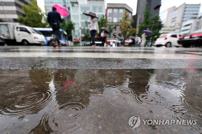 장맛비 내리는 서울 도심 (서울=연합뉴스) 김인철 기자 = 이번 주 내내 장맛비가 내릴 것으로 예보된 27일 오후 서울 시내의 거리에 비가 내리고 있다. 2022.6.27 yatoya@yna.co.kr