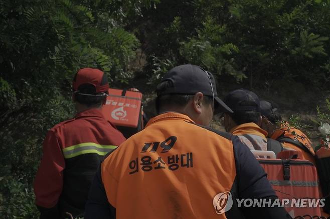 '잔불 정리하는 의용소방대원들' (울진=연합뉴스) 29일 오전 경북 울진군 근남면 수산리 한 야산에서 의용소방대원들이 잔불 정리를 하고 있다. 2022.5.29 [경북도소방본부 제공. 재판매 및 DB금지] psjpsj@yna.co.kr