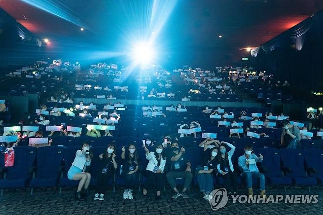 홍콩 K팝 생중계 행사 [한국관광공사 홍콩지사 제공]
지난 18일 홍콩에서 열린 '드림콘서트 라이브 인 홍콩' 행사가 K팝 팬 400여명이 참석한 가운데 성황을 이뤘다.