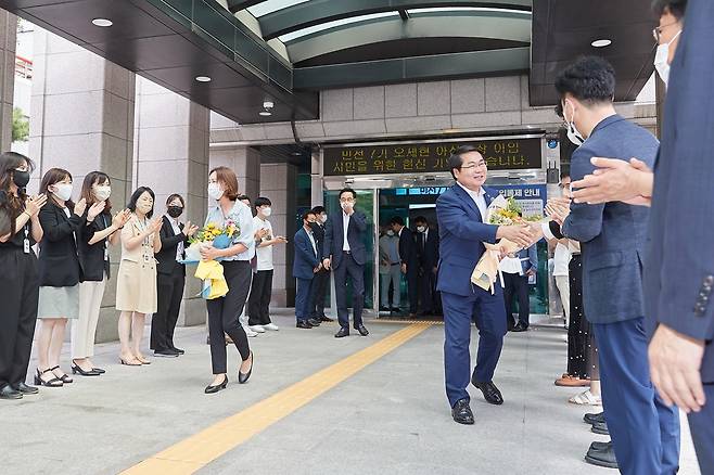 직원들과 인사하는 오세현 시장(오른쪽)과 아내 윤순원 여사 [아산시 제공. 재판매 및 DB 금지]