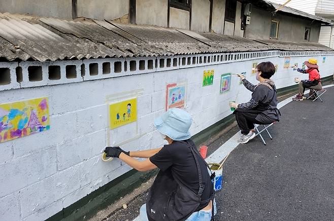 벽화 그리는 상1리 주민들 단양군 제공. 재판매 및 DB 금지