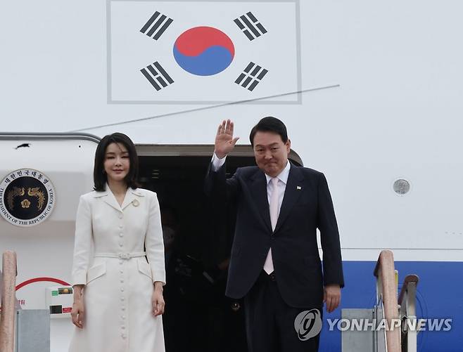 첫 순방 떠나는 윤석열 대통령 (성남=연합뉴스) 안정원 기자 = 윤석열 대통령과 김건희 여사가 스페인 마드리드에서 열리는 북대서양조약기구(나토) 정상회의 참석을 위해 27일 경기 성남 서울공항에서 공군 1호기에 올라 인사하고 있다. 2022.6.27 jeong@yna.co.kr