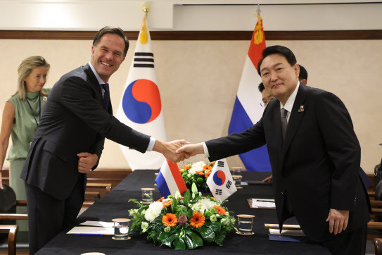 북대서양조약기구(NATO·나토) 정상회의 참석을 위해 스페인을 방문 중인 윤석열 대통령이 29일(현지시간) 마드리드 시내 한 호텔에서 열린 한·네덜란드 정상회담에서 마르크 뤼터 네덜란드 총리와 기념 촬영하고 있다. (사진=연합뉴스)