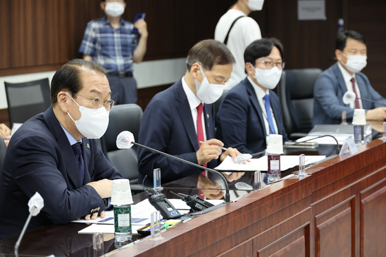 권영세 통일부 장관(왼쪽)이 28일 오후 국민의힘 '해수부 공무원 피격사건 진상조사 태스크포스(TF)' 단장인 하태경 의원 등과 간담회를 하고 있다.