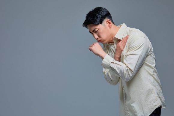 바이러스성 질환 후 몸이 회복되는 동안 기침이 몇 주 또는 한 달까지 지속될 수 있다. [사진=게티이미지뱅크]