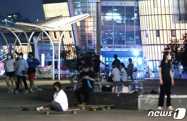 지난해 서울에 첫 열대야가 나타났던 7월12일 오후 서울 서초구 반포한강공원에서 시민들이 야외 활동을 하고 있다. 이날 서울은 최저기온이 26도를 보였으며 전국적으로 폭염특보가 확대돼 많은 지역에서 올여름 최고 기온을 경신했다. 2021.7.12/뉴스1 © News1 조태형 기자