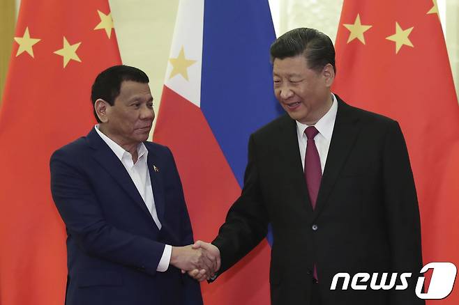 시진핑 중국 국가주석이 25일 (현지시간) 베이징 인민대회당에서 제2회 일대일로 국제협력 정상포럼 참석차 방문한 로드리고 두테르테 필리핀 대통령과 악수를 하고 있다. © AFP=뉴스1 © News1 우동명 기자