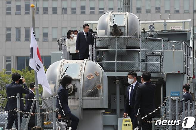 윤석열 대통령과 부인 김건희 여사가 17일 서울 용산구 전쟁기념관에 전시돼 있는 '참수리357호' 고속정 모형을 둘러보고 있다. (대통령실 사진기자단) 2022.6.17/뉴스1 © News1 안은나 기자