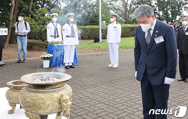 29일 오전 경기도 평택시 해군 제2함대 사령부에서 열린 '제2연평해전 승전 20주년 기념식'에서 이종섭 국방부 장관이 묵념하고 있다.(공동취재) 2022.6.29/뉴스1 © News1 김영운 기자