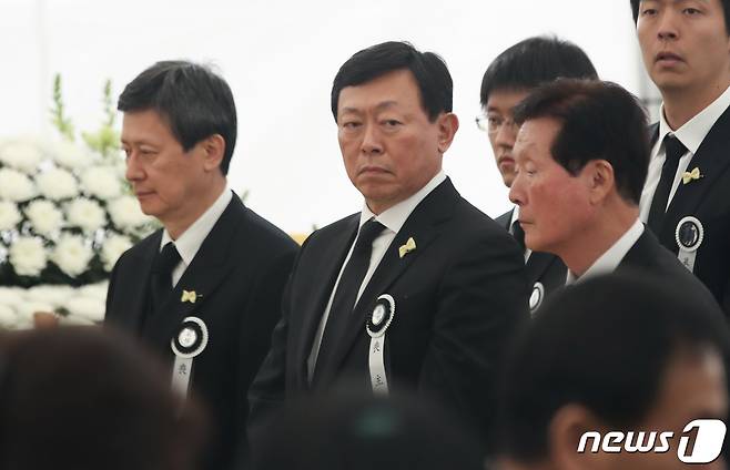 신동빈 롯데그룹 회장과 신동주 SDJ코퍼레이션 회장이 22일 오후 울산시 울주군 삼동면 롯데별장에서 고 신격호 롯데그룹 명예회장 노제를 지내고 있다. 2020.1.22/뉴스1 © News1 윤일지 기자