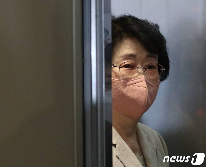 김승희 보건복지부 장관 후보자가 지난달 30일 오후 서울 서대문구 국민연금공단 서울북부지역본부에 마련된 인사청문회 준비 사무실로 출근하고 있다./뉴스1 © News1 신웅수 기자