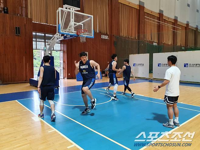 FIBA 3X3 아시아컵 2022에 나설 남자 3X3 농구 국가대표 선수들이 조선대 체육관에서 몸풀기와 체력 훈련을 하고 있다.
