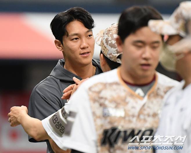 29일 고척스카이돔에서 열린 KIA 타이거즈와 키움 히어로즈 경기. 키움이 1대0으로 승리했다. 승리투수 안우진이 축하받고 있다. 고척=정재근 기자 cjg@sportschosun.com/2022.6.29/