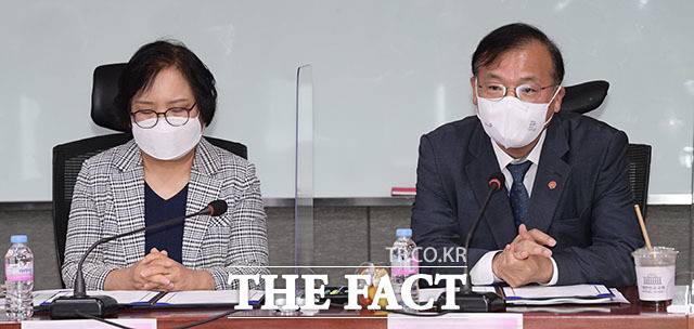 강정화 회장과 강도태 이사장(오른쪽).