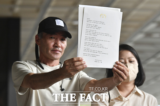 서해에서 북한군에 피격돼 숨진 공무원 이대준 씨의 형 이래진 씨와 고인의 배우자 권영미 씨가 29일 오후 서울 서초구 서울중앙지방검찰청에서 고발인 조사에 출석하며 윤석열 대통령의 편지를 공개하고 있다. /윤웅 기자