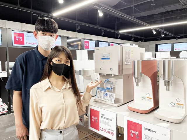 전자랜드 타이푼에서 고객들이 정수기를 살펴보고 있다. (사진=전자랜드)