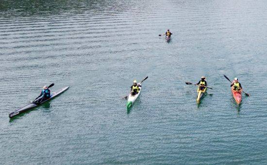카약 동호회원들이 파로호 물길여행을 하고 있다