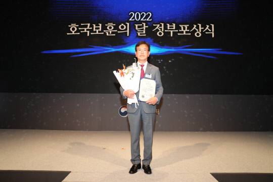홍성문화원 유화동 원장이 최근 서울 드레곤시티 호텔에서 열린 2022 호국보훈의 달 정부포상식에서 국무총리표창을 수상했다. 사진=홍성문화원 제공