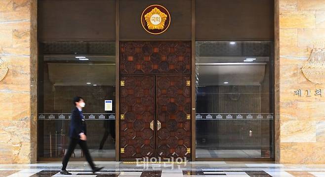 21대 국회 후반기 원 구성 협상이 여야간 난항을 겪고 있어 장기간 국회 공백이 이어지고 있는 가운데 지난 20일 오전 서울 영등포구 여의도동 국회의사당 본회의장 문이 굳게 닫혀 있다. (공동취재사진) ⓒ데일리안 박항구 기자