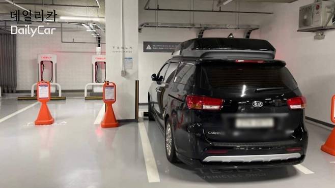 서울 서초 슈퍼차저 공간에 주차된 기아 카니발