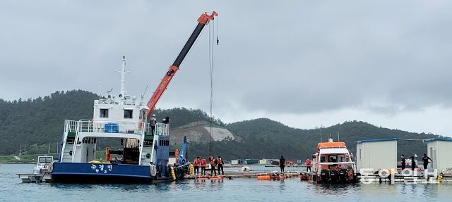 28일 전남 완도군 신지면 송곡선착장 방파제로부터 80m 지점 가두리 양식장 아래에서 실종된 조유나 양 일가족의 차량으로 추정되는 아우디 승용차가 발견돼 인양 작업이 진행되고 있다. 완도=박영철 기자 skyblue@donga.com