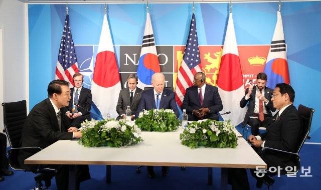 한미일 3국 정상이 29일 오후(현지 시간) 스페인 마드리드 이페마(IFEMA) 국제회의장에서 정상회담을 하고 있다. 왼쪽부터 윤석열 대통령, 조 바이든 미국 대통령, 기시다 후미오 일본 총리. 양회성기자 yohan@donga.com