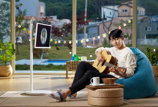 LG전자 모델이 무선 이동식 스크린 'LG 스탠바이미'로 음악을 감상하고 있다.<LG전자 제공>